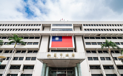 桃市府巨幅國旗亮相 雙十升旗典禮即日起採線上報名