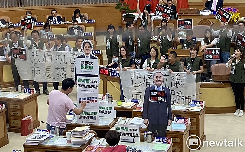 管仁健觀點》新北教育局的「美工刀」為何有彈簧？