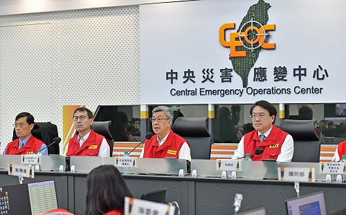 視導小犬颱風中央災害應變中心 陳揆：嚴陣以待全力防災