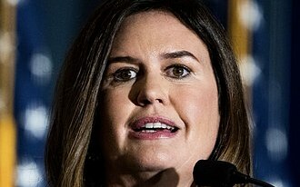 誇張川普愛將！美州長閨蜜去巴黎玩 61.3萬花費全用購買講台名義報銷