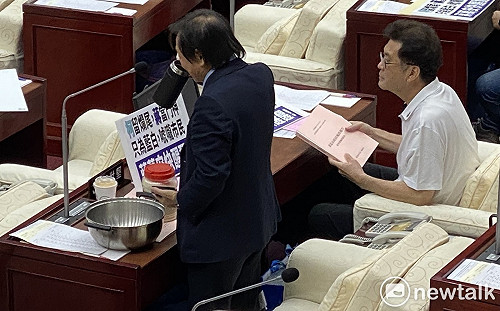 王世堅再出招！送鍋子、米喊話蔣萬安進駐社子島「埋鍋造飯」 