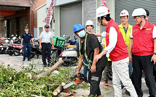 小犬暴風圈未遠離   陳其邁指示加速倒伏路樹障礙排除