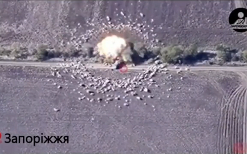 (影) 一石二鳥勁爆畫面曝光!  趁俄軍車給自走砲添彈藥 烏用集束彈藥一次解決