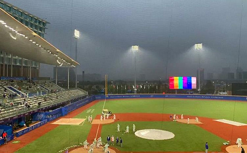 台韓大戰拚金牌　球場雨勢未歇成比賽變數？