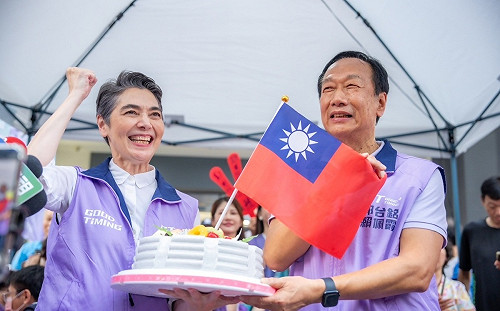 郭台銘逢甲夜市發錢母 帶頭唱生日快樂祝福中華民國