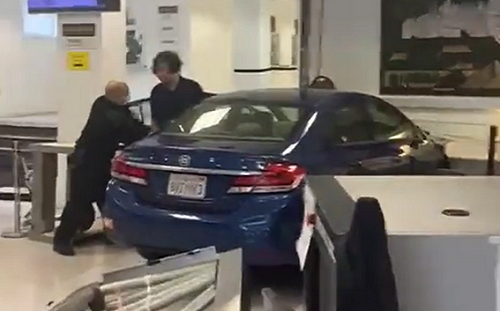 (影)「中共在哪?」男子駕車闖入中國駐舊金山領事館 美警開槍射擊