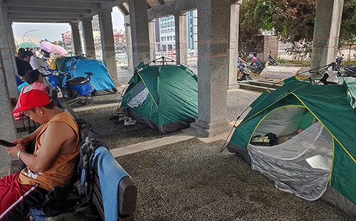 小琉球連假萬人登島！景點旁見整排帳篷紮營