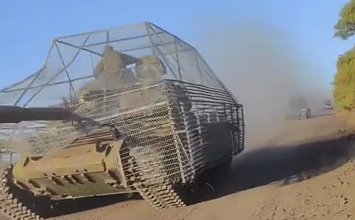 (影) 俄國坦克披婚紗? 防無人機攻擊 鐵籠覆蓋車頂 烏軍 : 這樣更難摧毀 