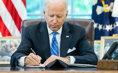 (影) 鬼之握手? 網傳拜登演講完向空氣握手 美媒播完整影片澄清