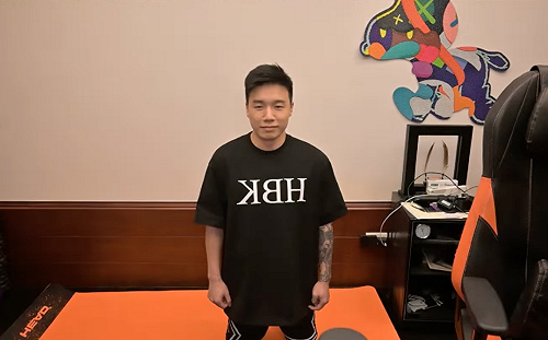 Toyz直播下跪道歉！為開箱影片「1錯誤」磕頭：超哥對不起