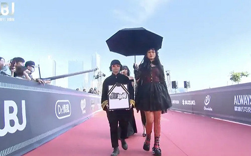 驚曝可能復更！卡提諾狂新聞走鐘紅毯捧遺照