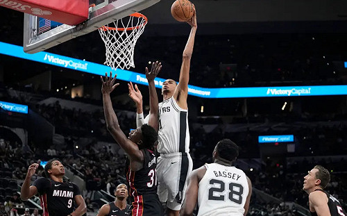 (影)這臂展太狂了！馬刺狀元斑馬站著就能灌籃