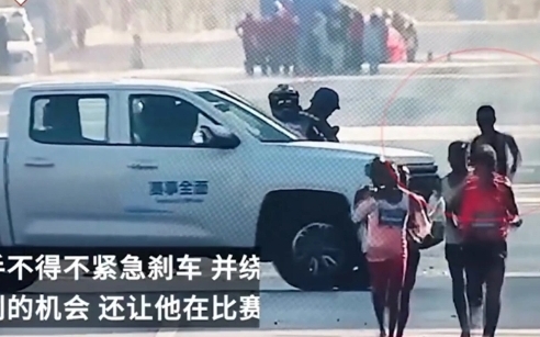冠軍在望要衝刺 竟然殺出一輛車! 大連馬拉松搞烏龍 中國選手被迫偏離路線