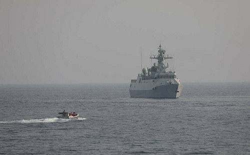 逼車＋搶船頭？！又見南海衝突 解放軍艦先尾隨後350碼超越菲補給艦  