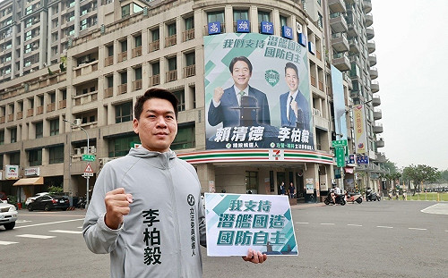 左營海軍基地外懸掛四看板 李柏毅：做國軍最堅強後盾