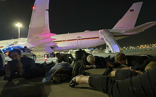 德國總理在以色列機場遇火箭彈襲擊 記者全趴地 緊急撤離至避難所