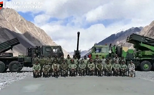 學哈瑪斯「飽和攻擊」? 中印邊界印軍十多門火箭砲齊發 解放軍20火砲營應變