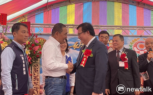 「門神廣告」互槓後首同台 侯友宜、鄭文燦握手咬耳不尷尬