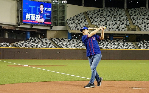 亞錦賽大巨蛋展開   「台韓大戰」首戰　蔣萬安瞬間變球迷 「如果叫太大聲 不要太驚訝」