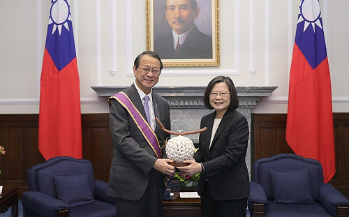 泉裕泰受贈勳：盼蔡英文卸任後到日本觀光演講