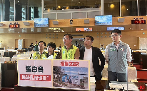 柯文哲看板高掛公有球場 新系議員批：難道是盧秀燕默許？