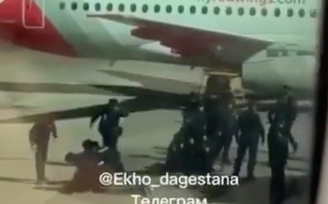 (影)搜查以色列人！上百暴徒闖俄機場施暴 逾20人傷60人被逮