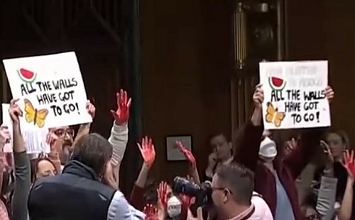 (影) 以巴死傷破萬! 布林肯參院聽證會被多次打斷 反戰者高舉「血淋淋」雙手