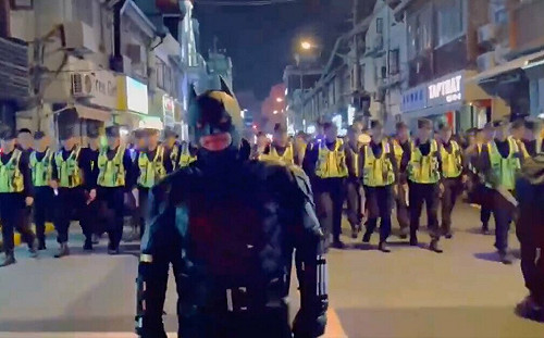 蝙蝠俠後面一排警察! 中國萬聖節諷時政 程蝶衣、防疫大白、生殖器樣樣來 