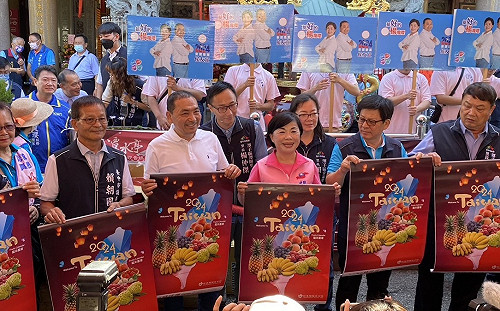 侯友宜、楊瓊瓔拜廟掃街 盼兩岸和平「戰機換客機」