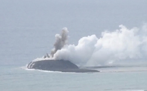 日本南部外海火山噴發形成新島嶼 專家研判：若持續噴發面積將擴大 