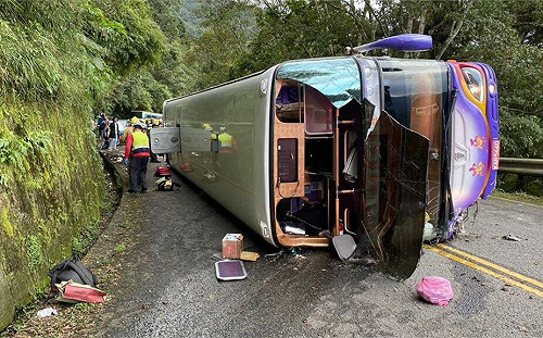 宜蘭遊覽車翻覆釀1死38傷！業者遭罰9萬元、吊扣車輛牌照