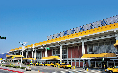 雨彈炸雙北！松機暫停地面作業 部分班機延誤