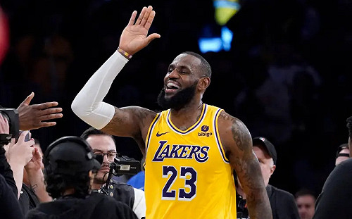 詹皇狂砍32分　湖人末節逆轉太陽