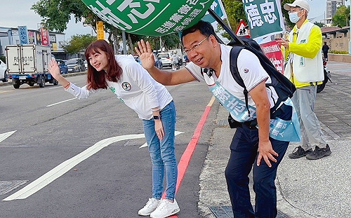 去年跌倒再站起 廖芝晏陪謝志忠拜票 展現綠營團結氣勢