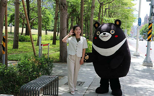 (影)高市府發言人周璟瑜攜手「高雄熊」拍攝交通安全短片