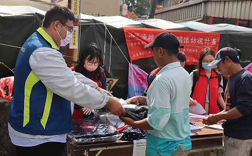 秋冬送暖 新北勞工局關懷外籍漁工