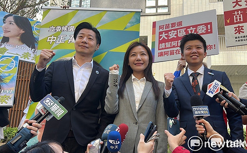 于美人搶頭香登記 林昶佐陪吳沛憶、苗博雅：盼看見認真的年輕世代 