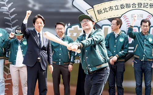 在賴清德、游錫堃見證下登記參選三重立委！李坤城期盼揮出全壘打