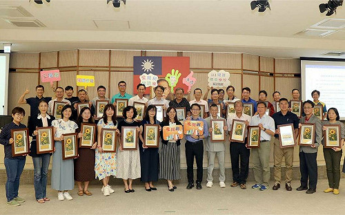 高雄國中生最愛閱讀中英文書出爐 29所學校獲教育局認證標章