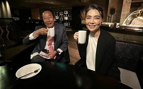 行動表達不滿！郭台銘拒參與柯侯爭論民調 PO「裡頭上統計課，我們外面喝咖啡」