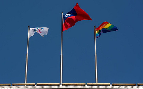 第14屆高雄同志大遊行登場　高市府升彩虹旗支持性別平權