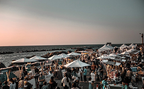 高雄梓官「high趴音樂市集」登場    8千人次擠爆赤崁海濱 