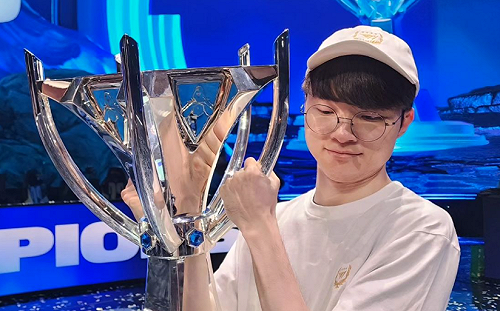 《英雄聯盟》世界賽Faker後台「1暖舉」 曝光 網狂讚：要怎麼不愛他