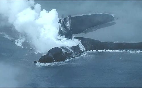 (影)「海上衛士」直擊！日本硫磺島南岸新生火山冷凝岩石島持續噴發 