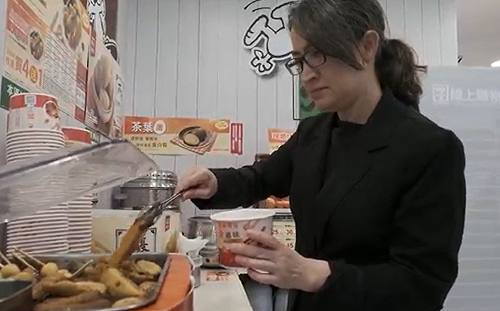 逛超商重溫台灣記憶　蕭美琴夾滷味、茶葉蛋當午餐