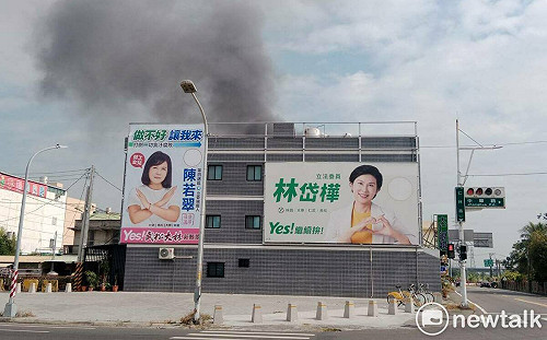 看板後方起火冒濃煙 高雄兩個女人「真的開戰了」