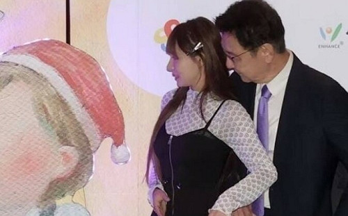 趙少康活動上「緊貼林襄」畫面曝 網批：要挑戰年輕選票0%嗎？