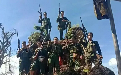 (影) 反叛軍攻入果敢大街 電詐家族假扮迎親隊伍出逃 15萬緬軍準備反攻