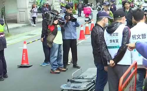 快訊》柯文哲與黨籍立委造勢場 現場攝影突倒地