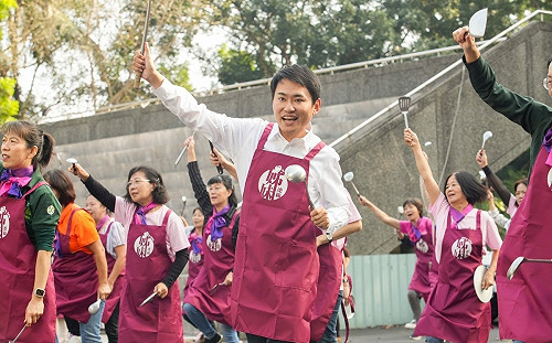 陳冠廷姊妹後援會今成立 愛心「菜頭飯」分送弱勢家庭